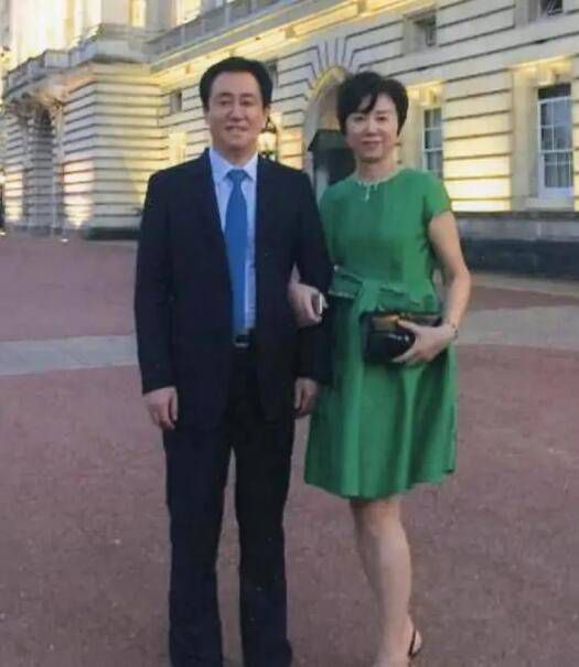 在对阵北京的比赛中，徐杰在上篮落地后被北京球员加尼尤压到膝盖，随后徐杰被担架推出场外。
